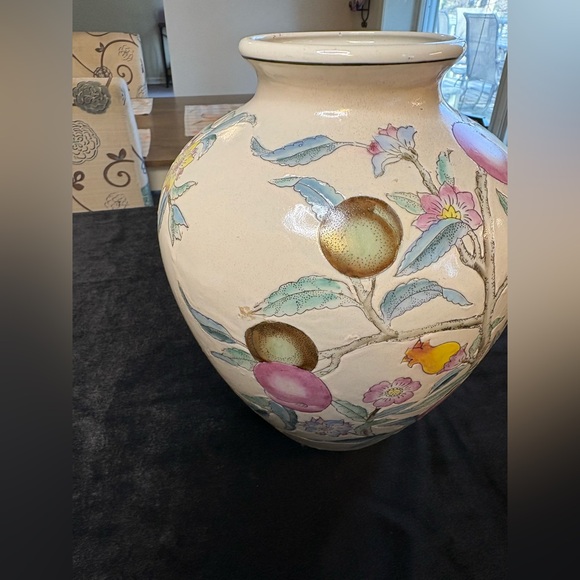 Vintage WBI Chinese Chinoiserie Enameled Porcelain Mantel Urn or Vase - Picture 2 of 8